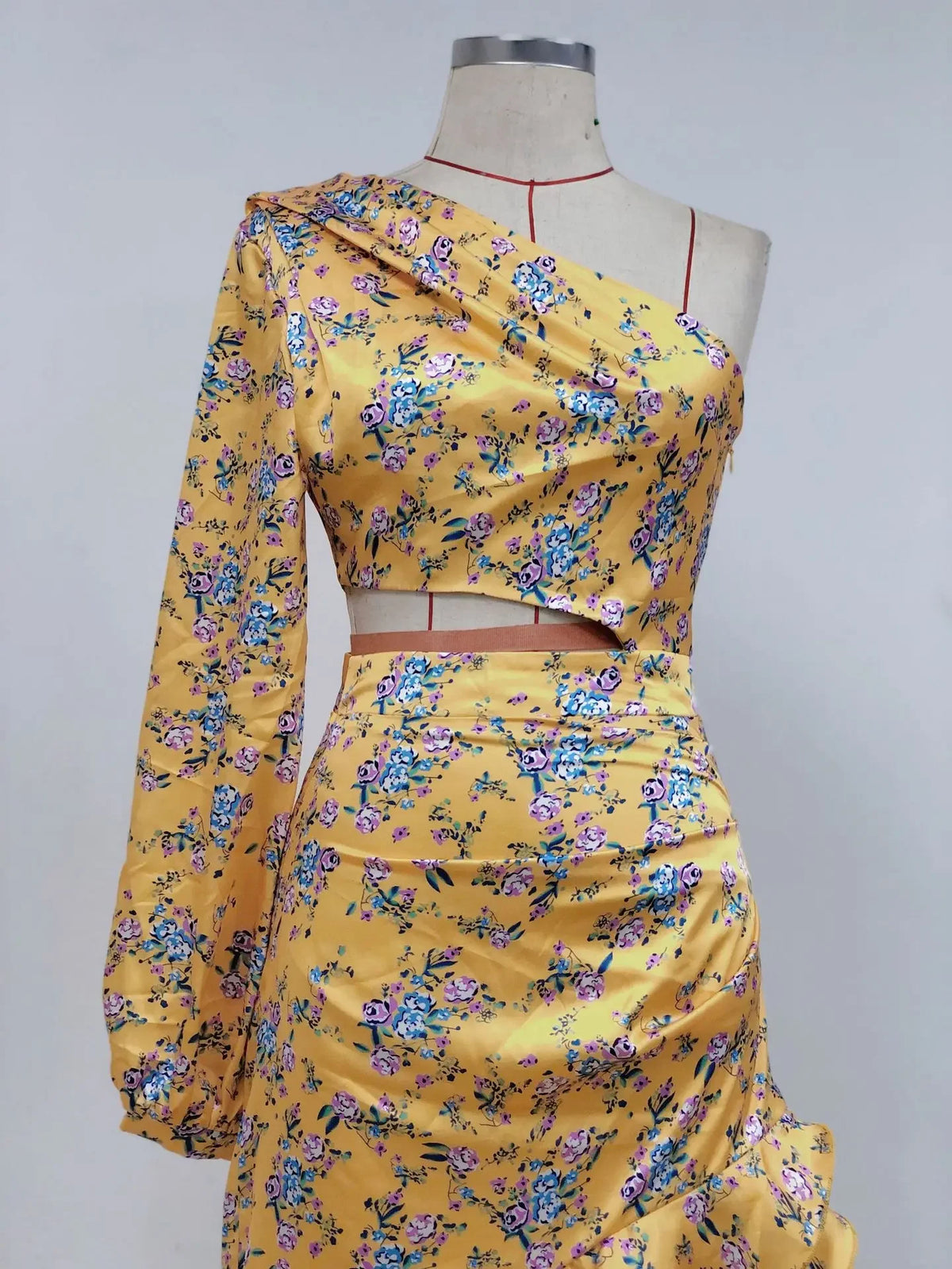 Abito Elegante e Sexy con Stampa Floreale, Orlo Asimmetrico, Collo Alto, Maniche a Palloncino, Lunghezza al Ginocchio