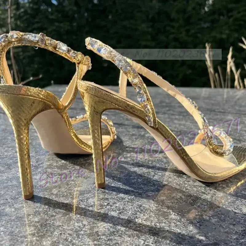 Sandali con cinturino incrociato in cristallo rosso Sandali da donna con motivo serpente Slingback Tacchi alti Scarpe dorate Sandali eleganti scintillanti da festa casual da donna