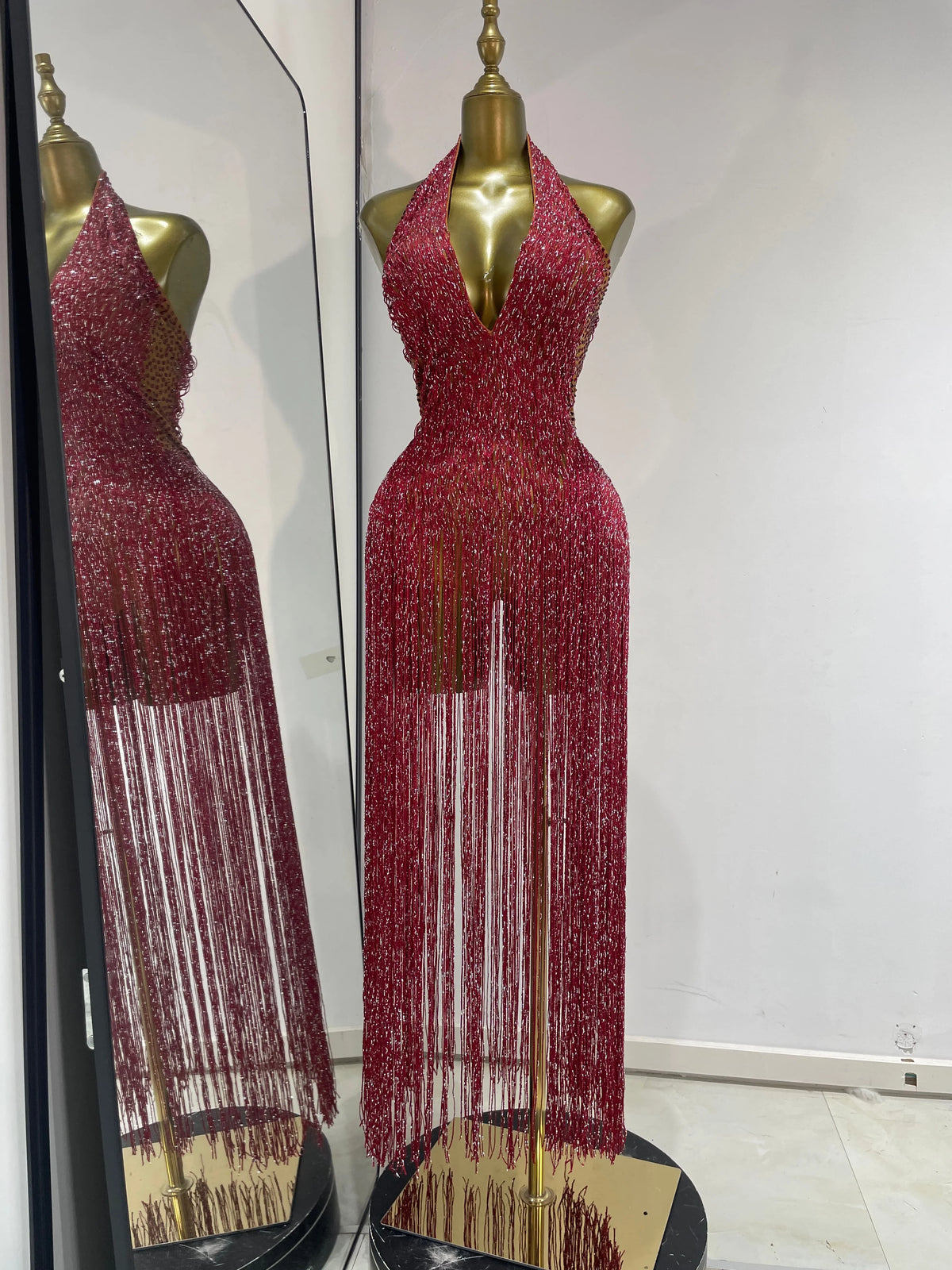 Abito da sera/cocktail/serate di gala con scollo a V e schiena scoperta, senza maniche, con frange, colore bordeaux, modello bodycon, per donna - Foto Reali