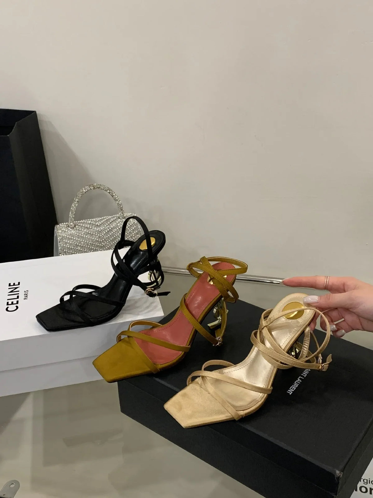 Eleganti sandali con tacco con lettera dorata, fascia incrociata, punta aperta, stile romano, tacchi alti, scarpe estive nuovo arrivo per le donne