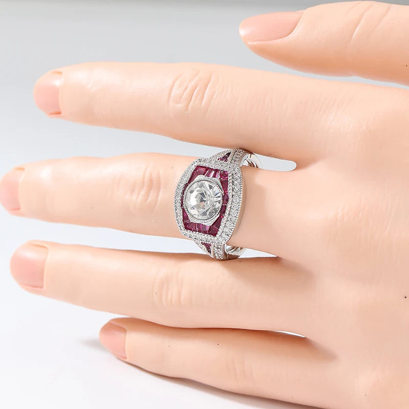 Anello Vintage Scintillante con Zirconia Sintetica Placcato Argento per Donne, Design Elegante e Lussuoso, Accessori per Gioielli da Banchetto e Anniversario