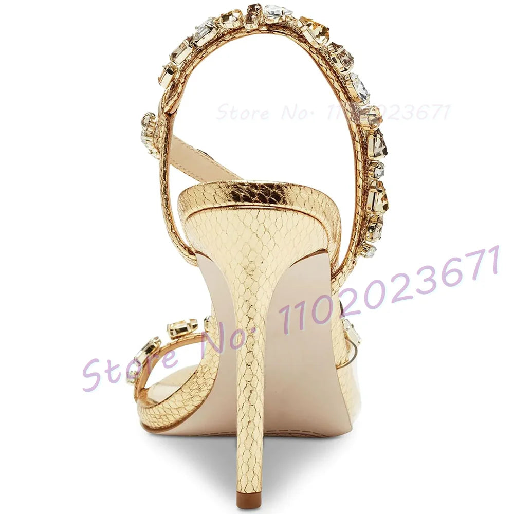 Sandali con cinturino incrociato in cristallo rosso Sandali da donna con motivo serpente Slingback Tacchi alti Scarpe dorate Sandali eleganti scintillanti da festa casual da donna