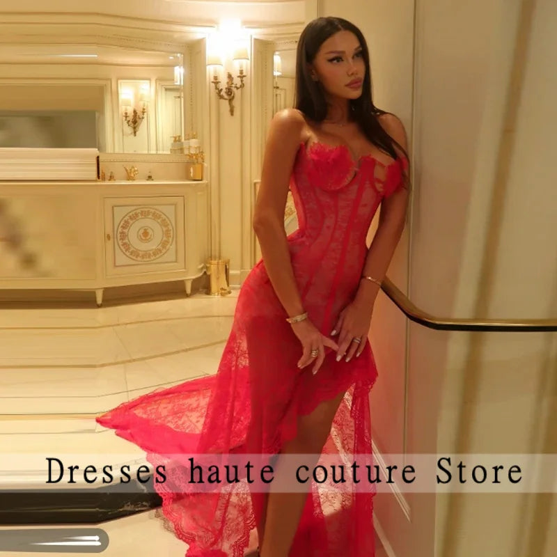 Abito da sera rosso senza spalline in pizzo trasparente con corsetto, spacco alto e strascico lungo a sirena, personalizzabile per feste e balli di fine anno