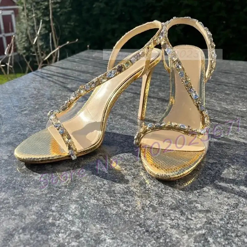 Sandali con cinturino incrociato in cristallo rosso Sandali da donna con motivo serpente Slingback Tacchi alti Scarpe dorate Sandali eleganti scintillanti da festa casual da donna