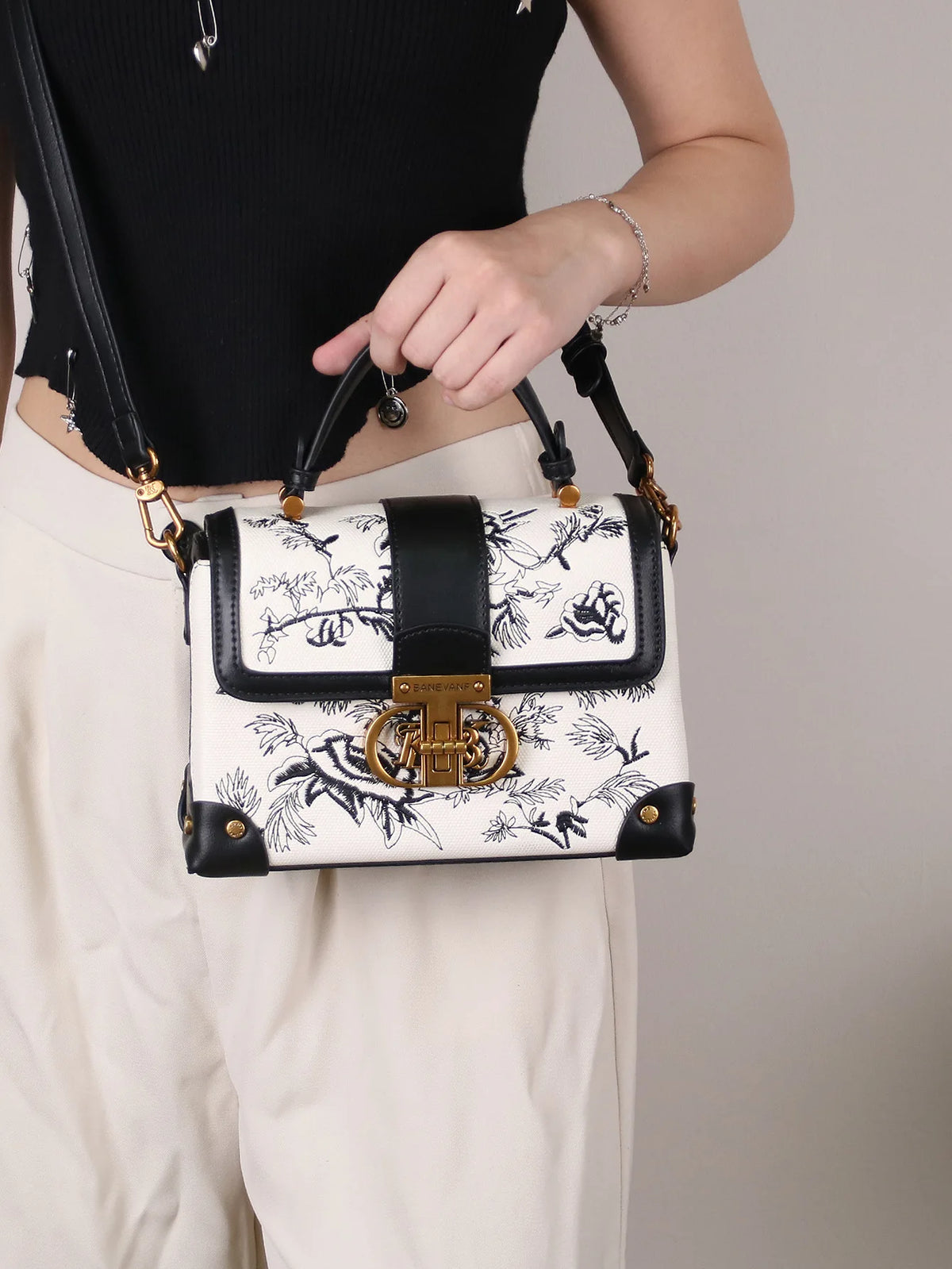Borsa a tracolla da donna alla moda e di lusso leggero, novità autunno inverno 2026, con ricamo retrò e texture di alta qualità.