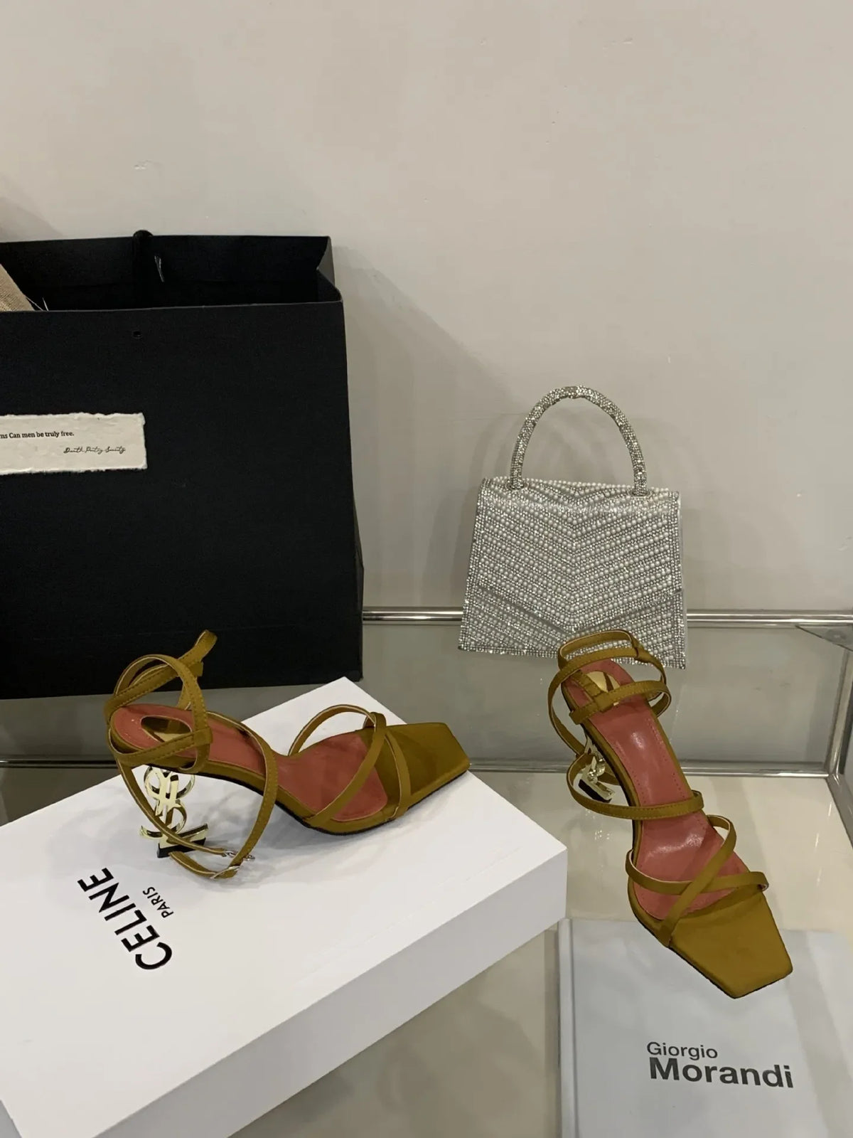 Eleganti sandali con tacco con lettera dorata, fascia incrociata, punta aperta, stile romano, tacchi alti, scarpe estive nuovo arrivo per le donne