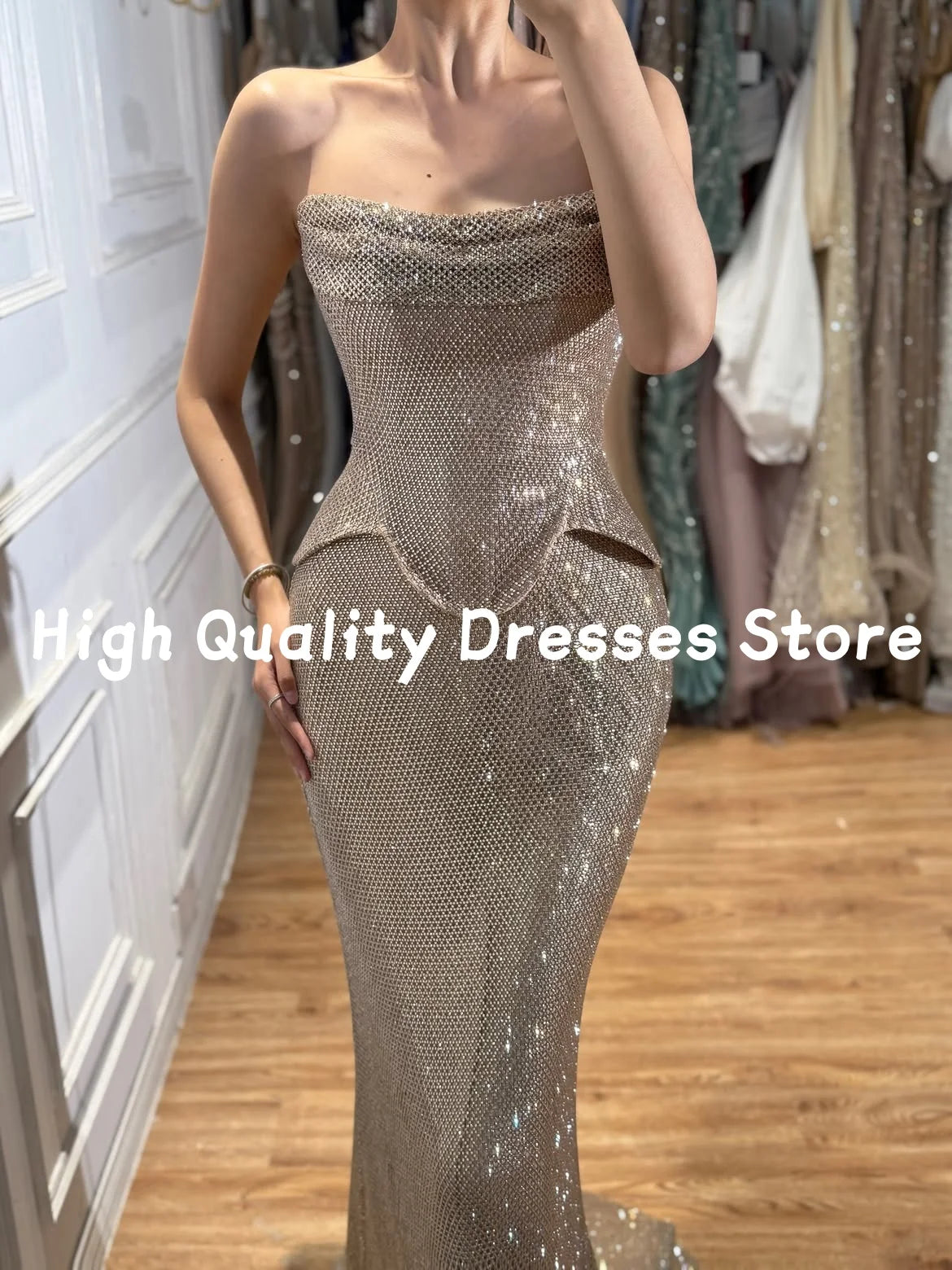 Abiti da Sera di Lusso Champagne con Paillettes, Senza Spalline, con Peplum Pieghevole e Corsetto sul Retro, Vestito Formale a Sirena per Ballo di Fine Anno ﻿ Personalizzato