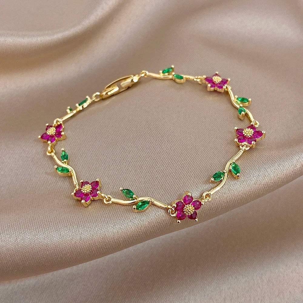 AENSOA Elegante Bracciale Regolabile con Motivo Floreale, Placcato Oro, con Cristalli a Forma di Fiore e Foglia Verde, Delicato Braccialetto con Strass per Gioielli da Donna