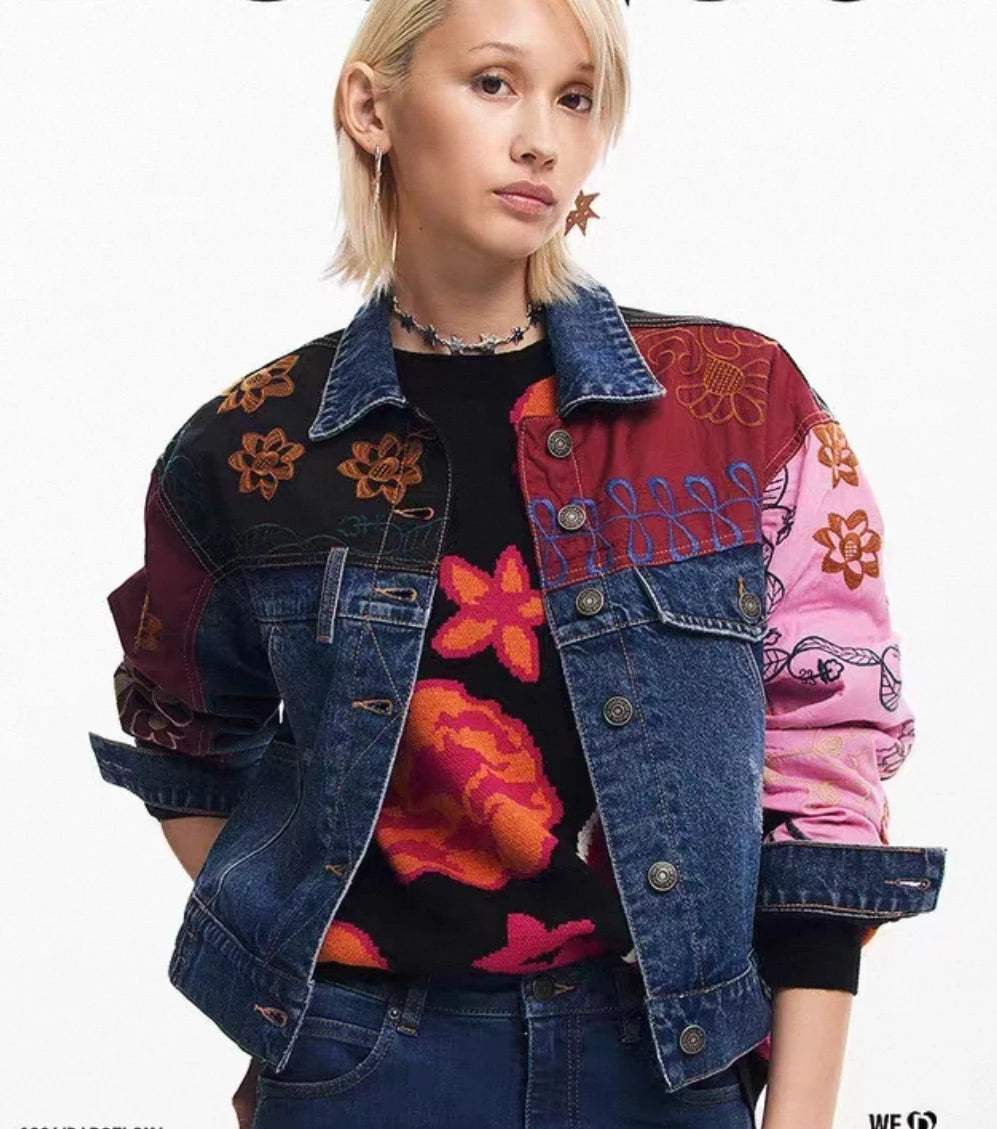 Una nuova giacca di jeans ampia e casual spagnola ricamata e color block dalla ordine di esportazione originale