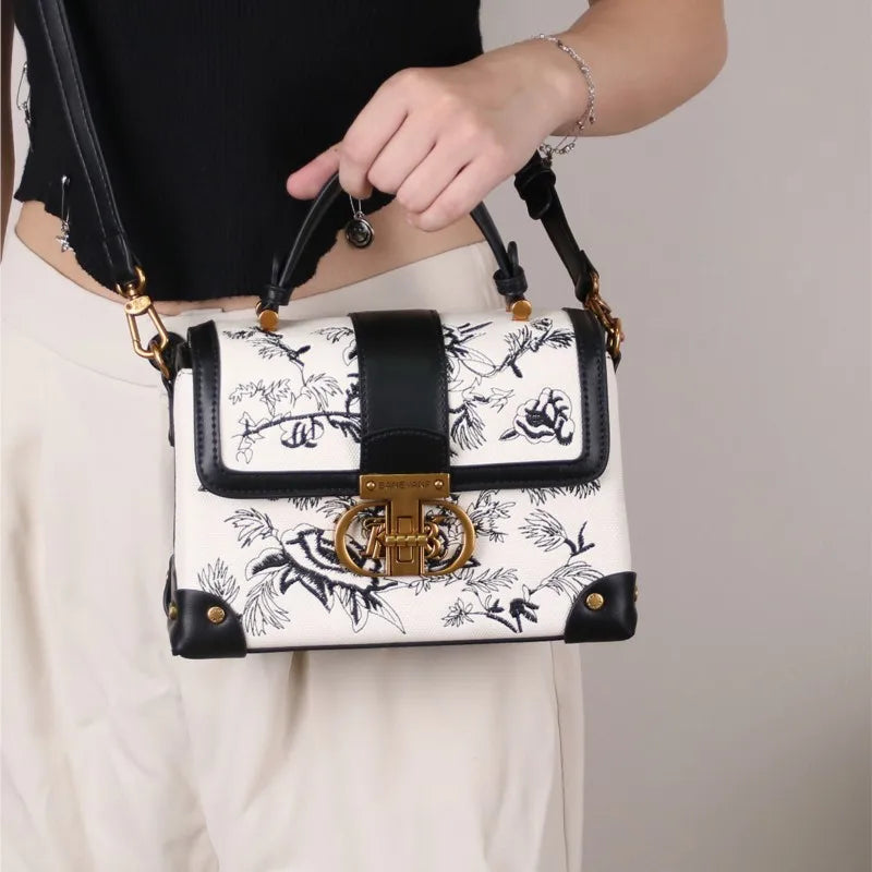Borsa a tracolla da donna alla moda e di lusso leggero, novità autunno inverno 2026, con ricamo retrò e texture di alta qualità.