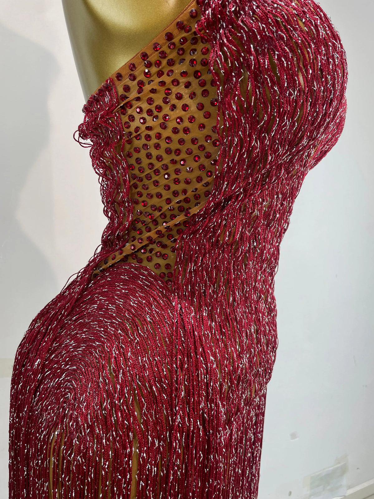 Abito da sera/cocktail/serate di gala con scollo a V e schiena scoperta, senza maniche, con frange, colore bordeaux, modello bodycon, per donna - Foto Reali