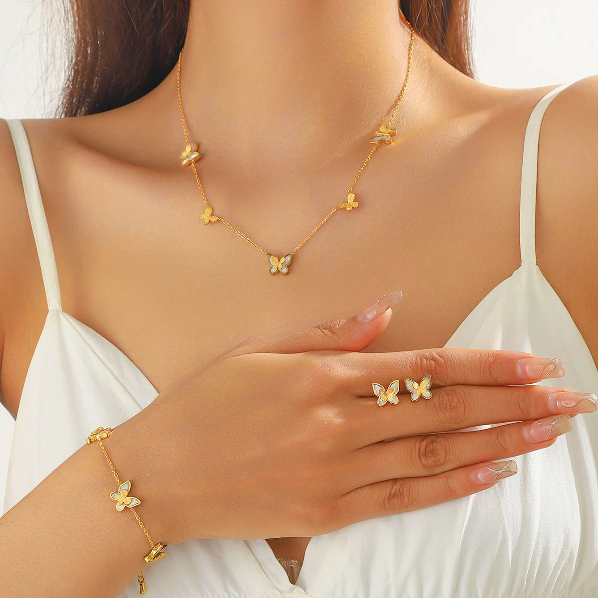 DIEYURO Acciaio inossidabile 316L dorato elegante conchiglia bianca serie farfalla set collana orecchini braccialetto gioielli di tendenza regalo