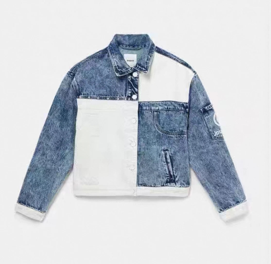 Una nuova giacca di jeans ampia e casual spagnola ricamata e color block dalla ordine di esportazione originale