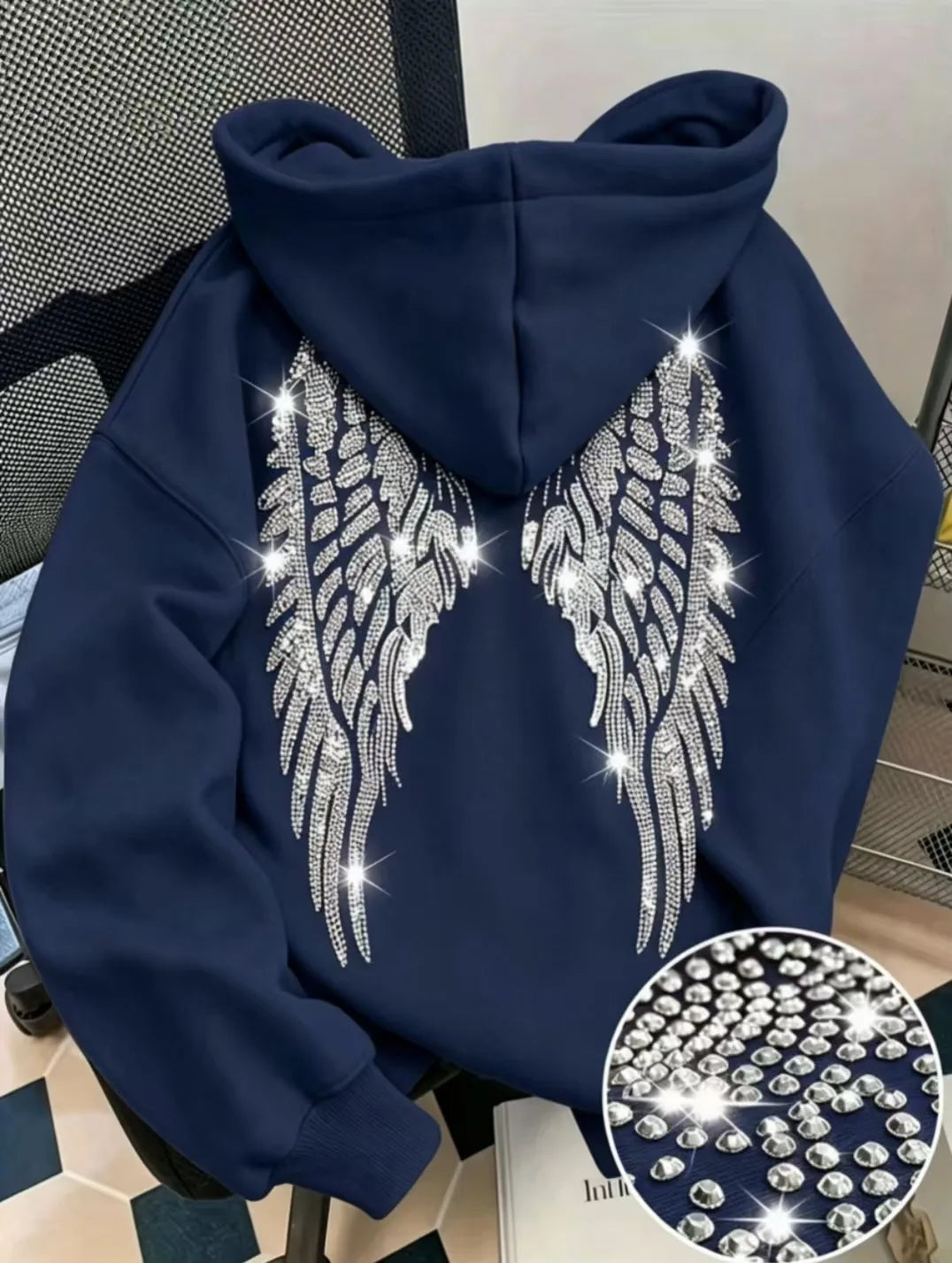 Felpa con cappuccio casual e ampio, design minimalista di tendenza 2026 con ali e strass, giacca pullover