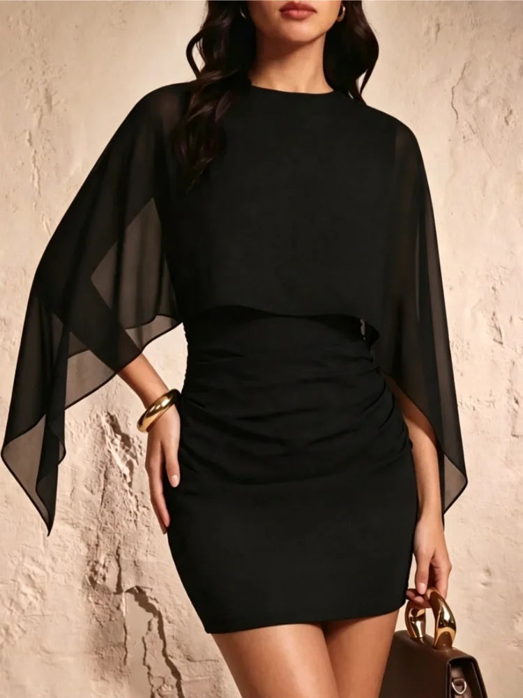 Elegante Abito Mini da Donna Autunnale con Scollo Rotondo, Maniche a Mantella, Aderente, con Sovrapposizione in Chiffon Trasparente e Vita Arricciata, per Feste e Serate in Discoteca