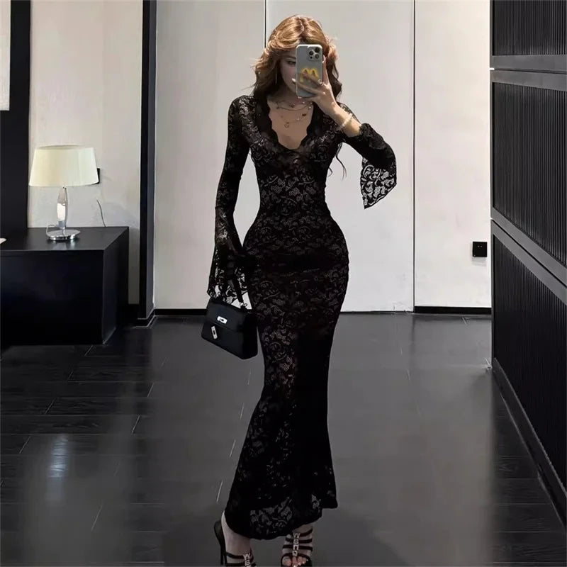 Abito rosso a maniche lunghe con scollo a V Gonna aderente aderente matura cava in pizzo all'inizio dell'autunno da donna con glutei avvolti e coda di pesce