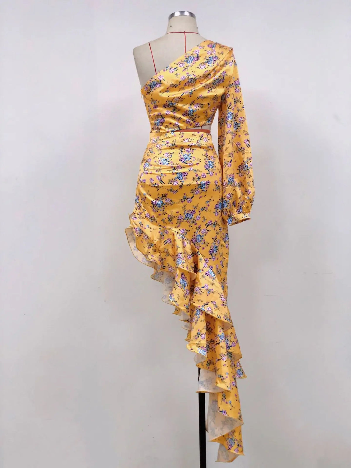 Abito Elegante e Sexy con Stampa Floreale, Orlo Asimmetrico, Collo Alto, Maniche a Palloncino, Lunghezza al Ginocchio