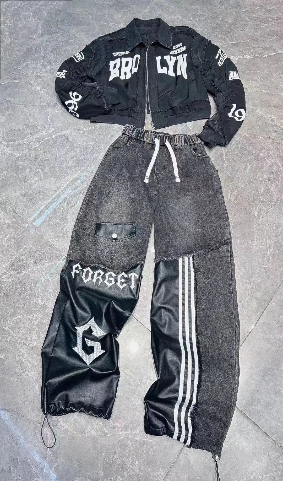 Giacca Corta da Moto Stile Europeo da Donna, Nuova Collezione Primavera 2026, Nera con Stampa Numeri e Lettere, Vestibilità Ampia, Giacca Trendy di Marca