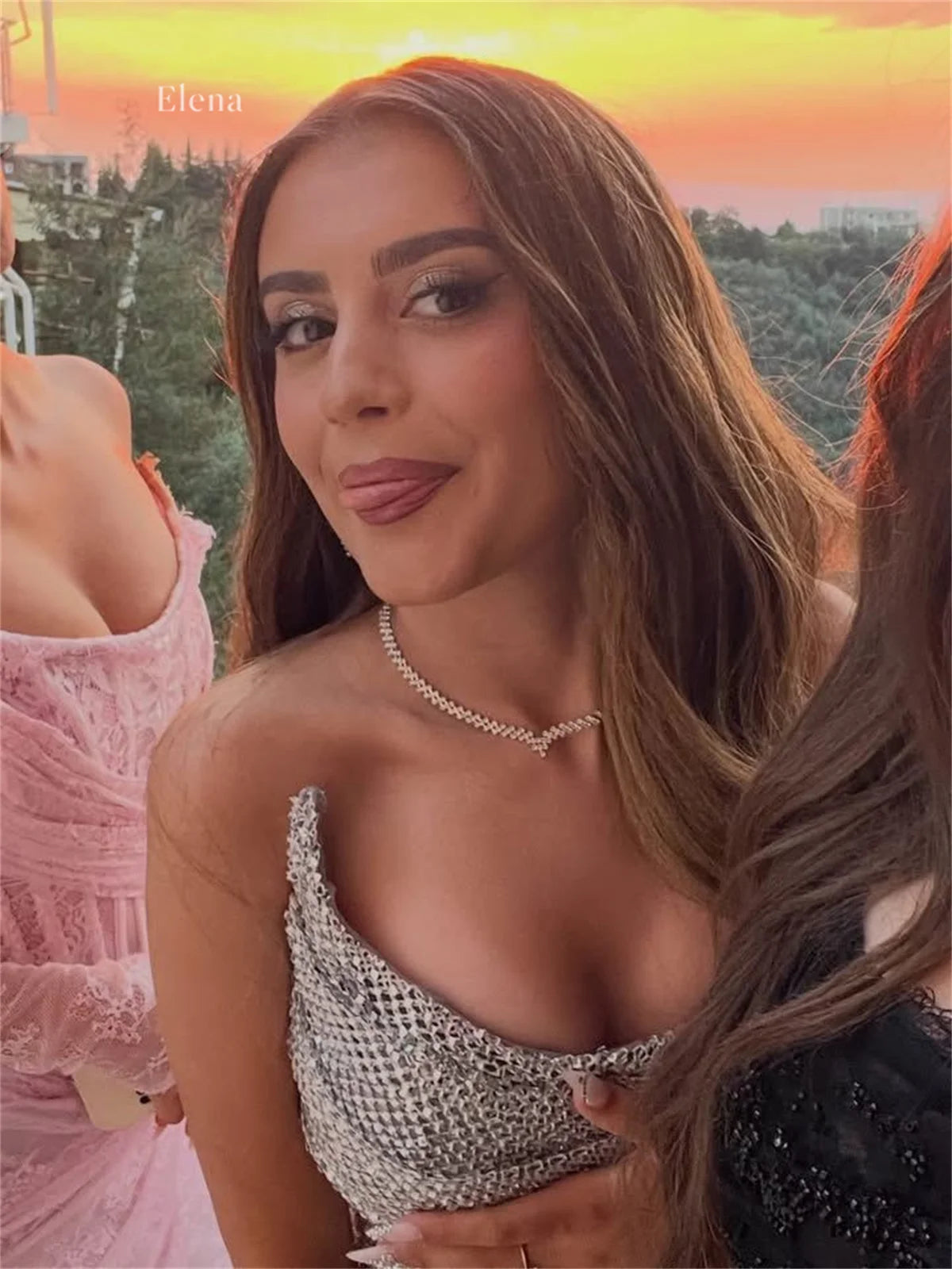 Abito da sera elegante Elena con paillettes argento, scollo a barca, in rete metallica, interamente ricamato, personalizzabile