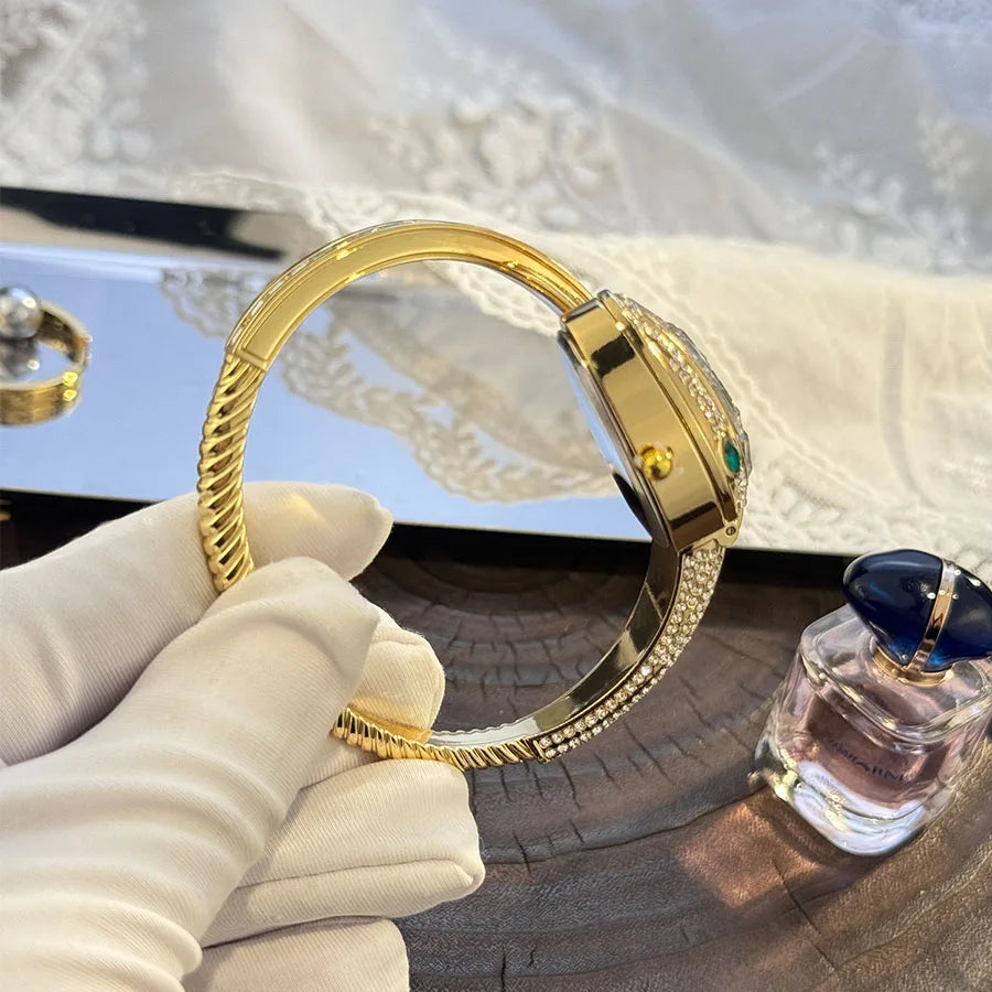 Orologio da polso a forma di serpente alla moda con diamanti incastonati di lusso per donna Elegante borsa aperta Elegante design europeo e americano