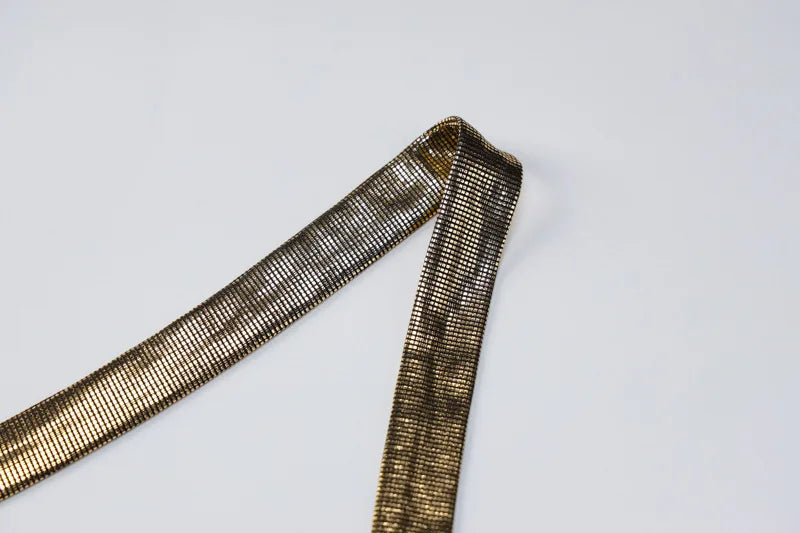 Abito corto elegante da donna sexy e alla moda con collo appeso, fondo senza schienale, abito da ballo per ragazza da festa con paillettes sul petto
