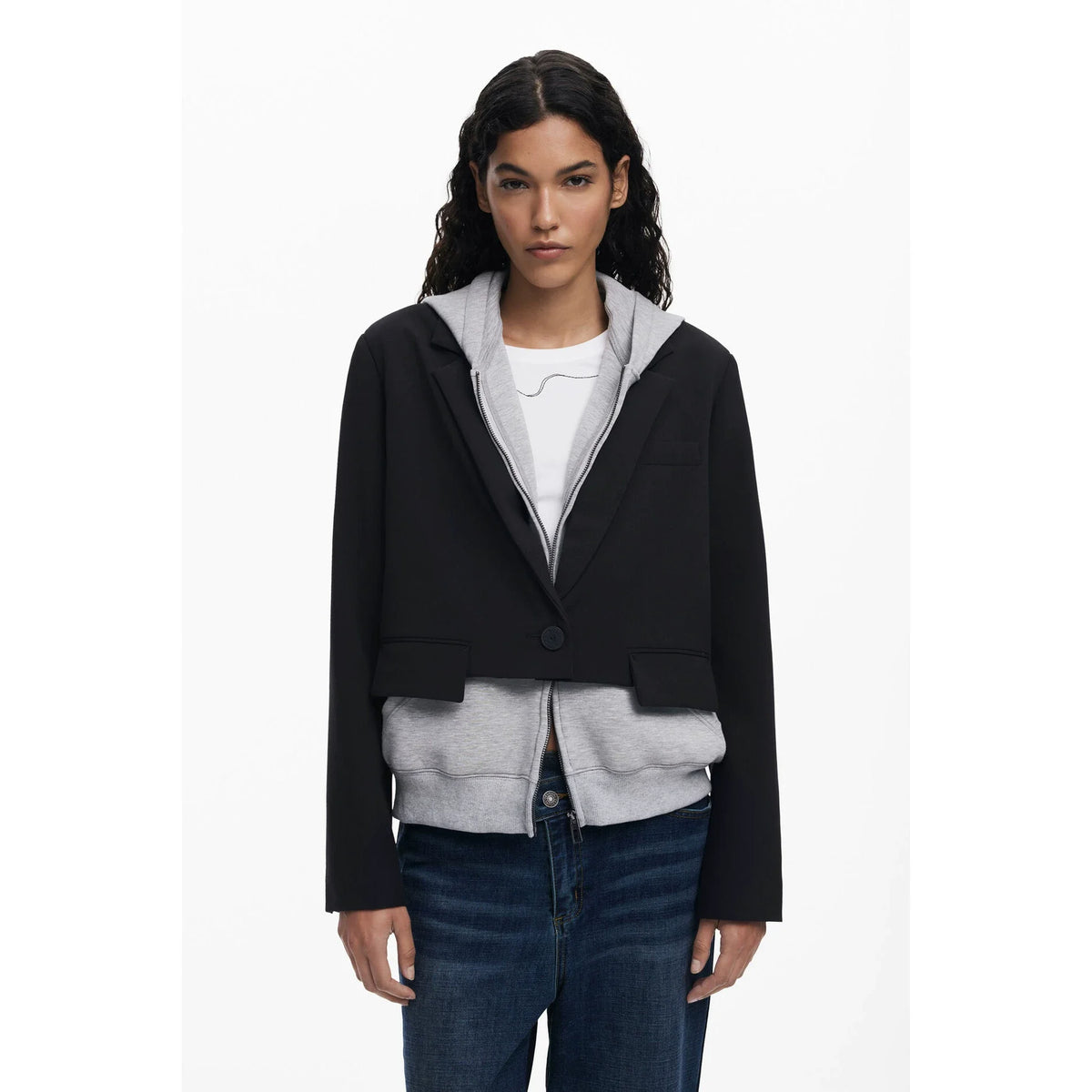 Una nuova giacca di jeans ampia e casual spagnola ricamata e color block dalla ordine di esportazione originale
