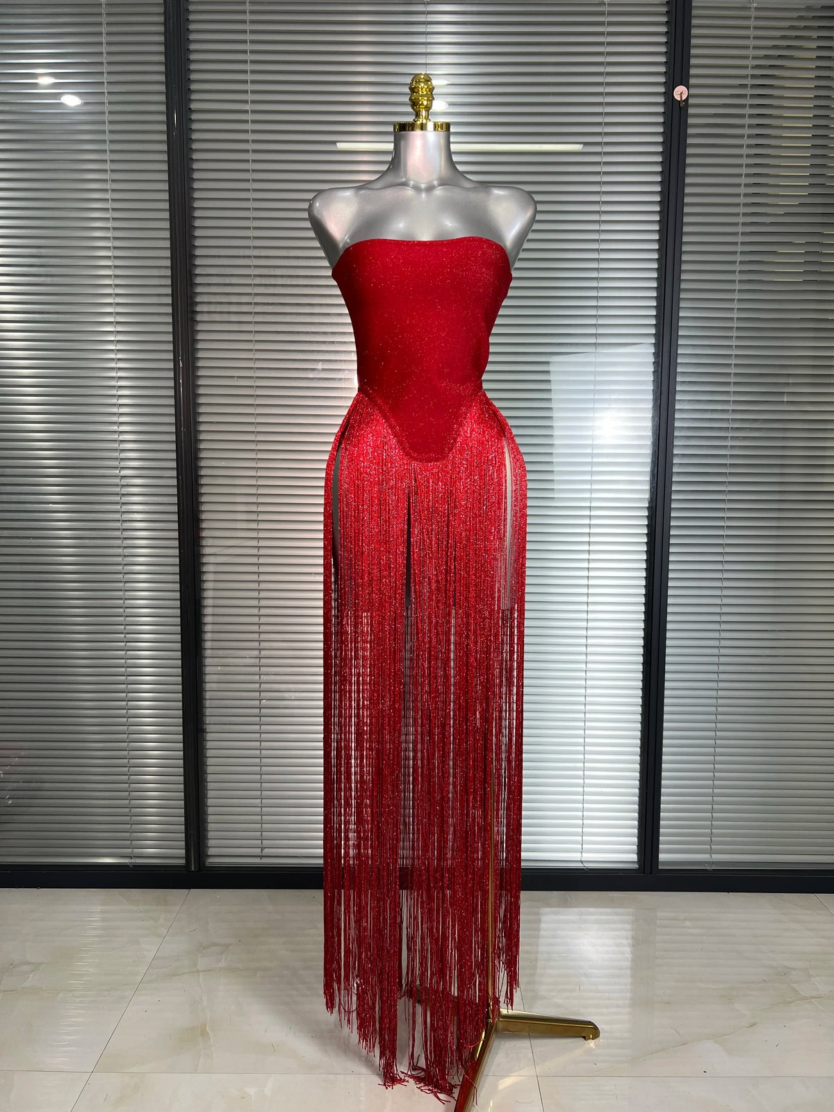 Costume da donna sexy con fasciatura rossa con nappa, designer di celebrità, brillante, scintillante, ballerino, night club, palcoscenico