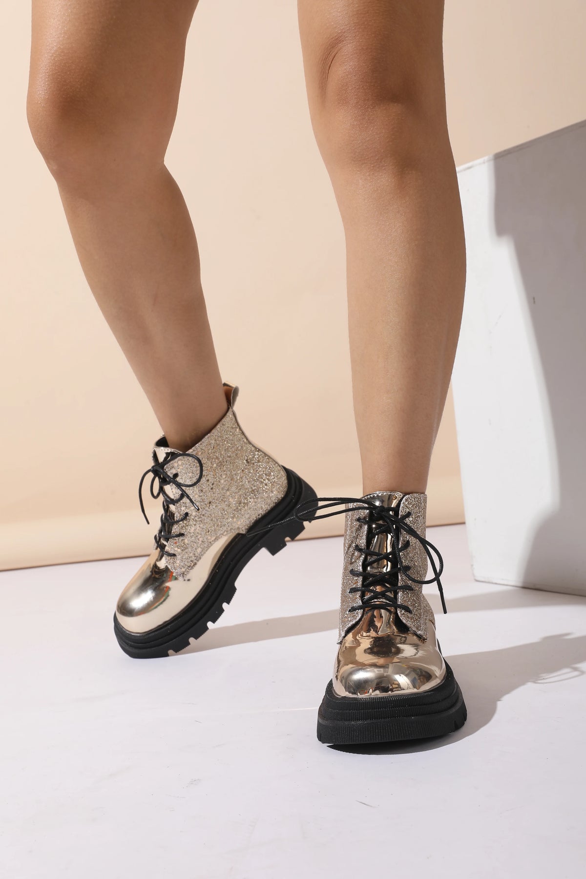 Scarpe da donna 2024 Stivali da donna alla moda argento lucido Stivali Chelsea casual e versatili Scarpe con plateau comode e calde