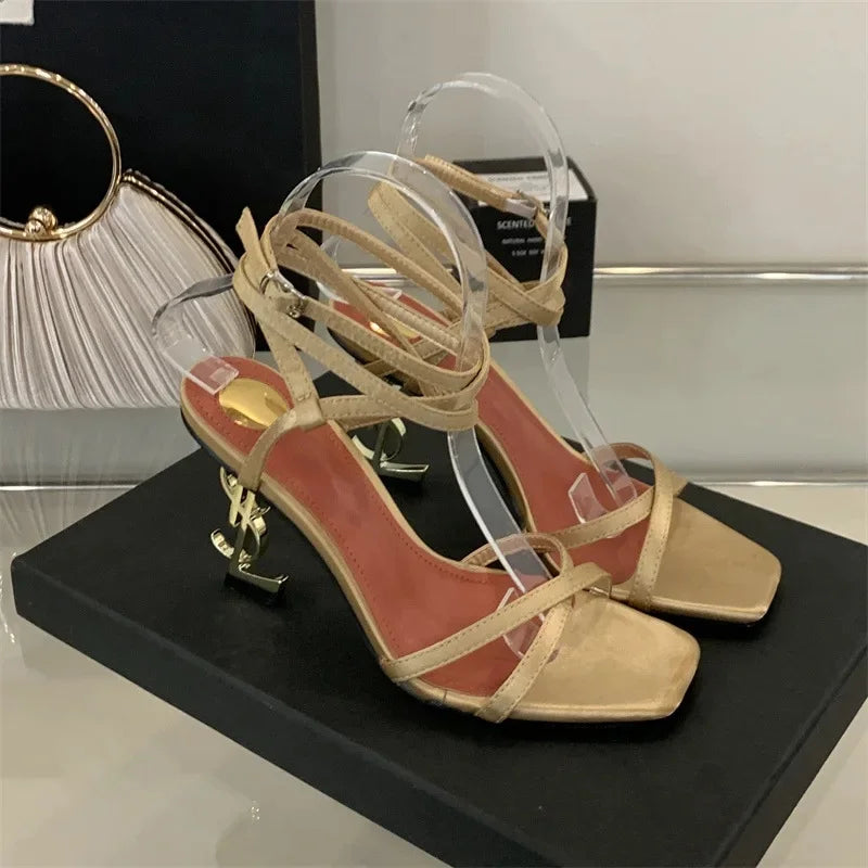 Eleganti sandali con tacco con lettera dorata, fascia incrociata, punta aperta, stile romano, tacchi alti, scarpe estive nuovo arrivo per le donne